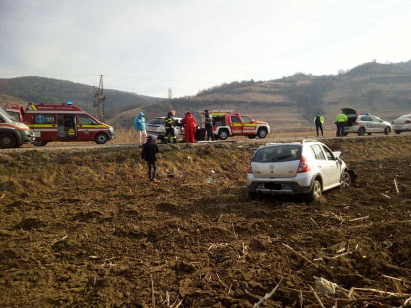FOTO | Mașină intrată pe contrasens. Trei persoane transportate la spital