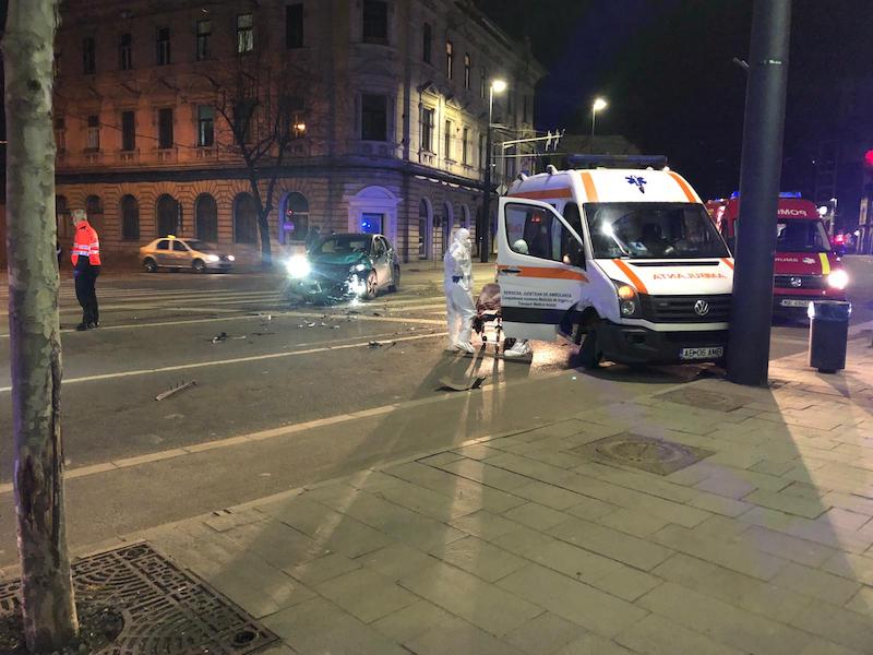 FOTO|Ambulanță aruncată în afara drumului
