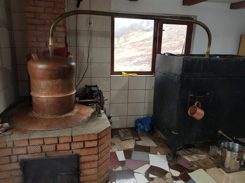 FOTO | Distilerie ilegală. Polițiștii au pornit în percheziții