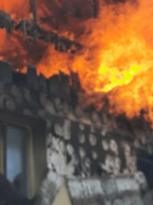 FOTO | Casă aproape înghițită de flăcări