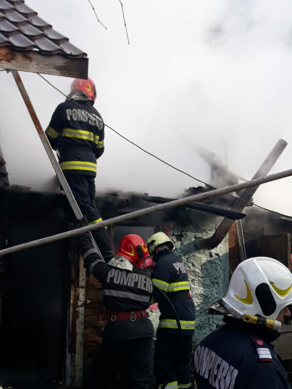 FOTO | Bărbat carbonizat. Focul i-a cuprins casa