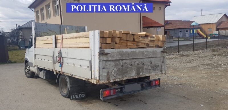 FOTO | Lemnul la mare preț. Poliția a confiscat material lemnos în valoare de 4 mii de lei
