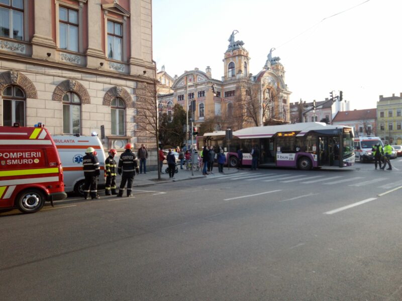 FOTO Cluj-Napoca | Impact între un autobuz și o mașină. Șase persoane la spital