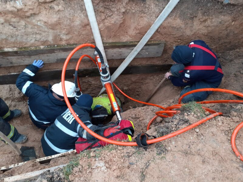 VIDEO | A murit prins sub pământ