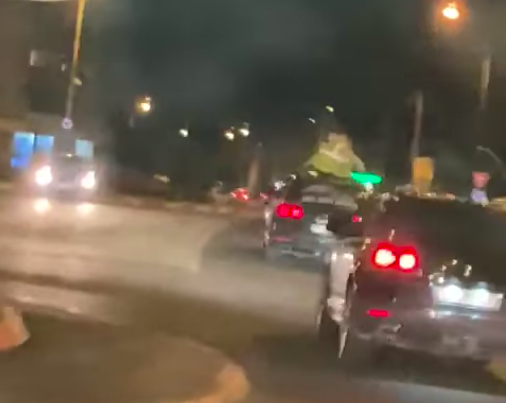 VIDEO | Teribilism în trafic. Persoană surprinsă pe plafonul unei mașini în mișcare