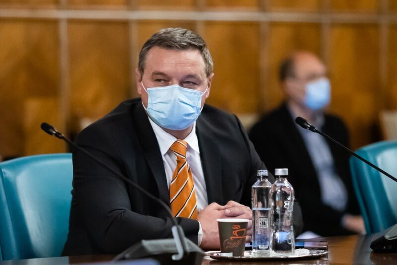 Ministrul Cercetării îl „cade” pe Cîțu la testul de leadership