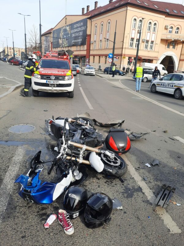 FOTO Cluj-Napoca | Motocicletă făcută zob în Piața Gării