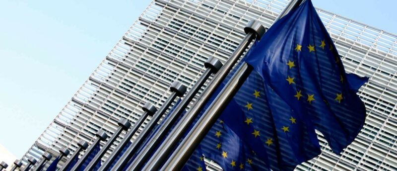 Comisia Europeană vrea să interzică folosirea inteligenţei artificiale