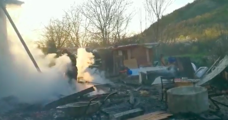 VIDEO | Focul a făcut prăpăd într-o gospodărie din Viișoara