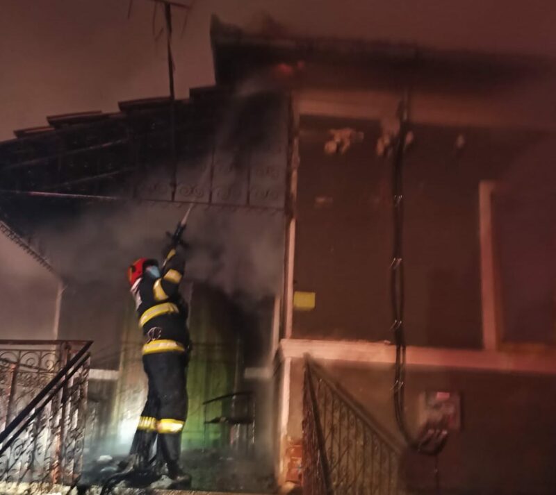 FOTO | Flăcări în seară. Incendiu pornit de la un reșou electric