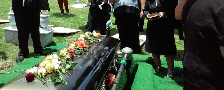 Se anunță relaxarea restricțiilor pentru înmormântare