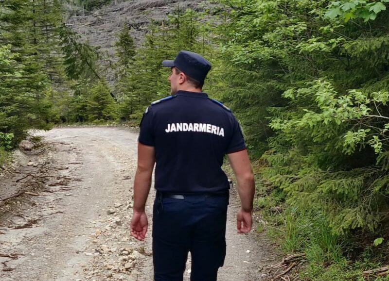 FOTO | Turiștii și-au pierdut calea. Recuperați de jandarmii montani