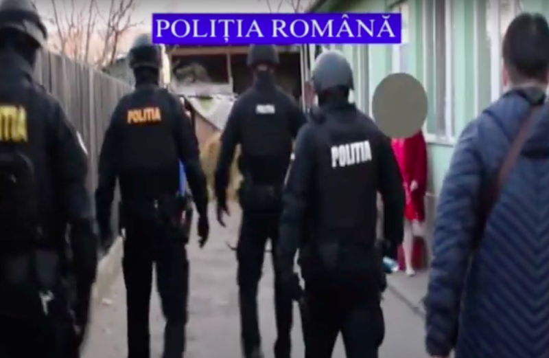 VIDEO | Bani, mulți bani, dar de pe cardul altcuiva. O femeie ridicată cu mascații