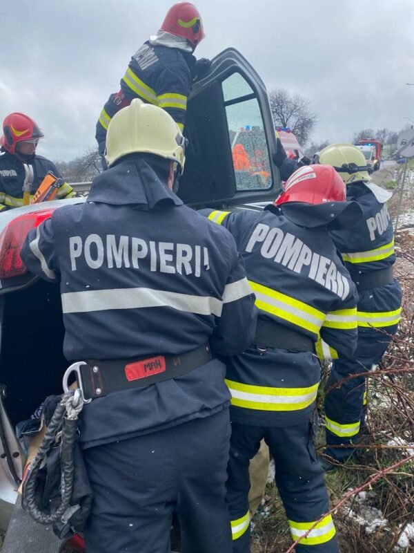 FOTO | Accident în Maramureș! Persoană încarcerată