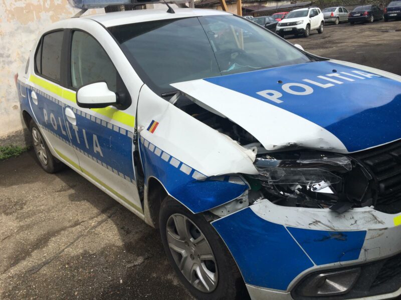 VIDEO | Urmărire, focuri de armă, mașină de poliție lovită