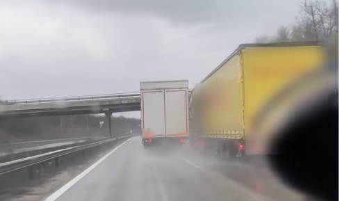 VIDEO | Şoferi de camioane, filmaţi cum intrau în coliziune intenționat pe autostradă