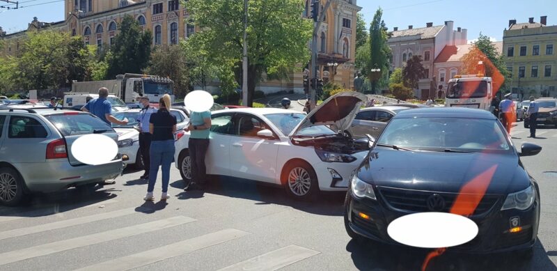 FOTO Accident cu 3 mașini în Piața Avram Iancu din Cluj-Napoca