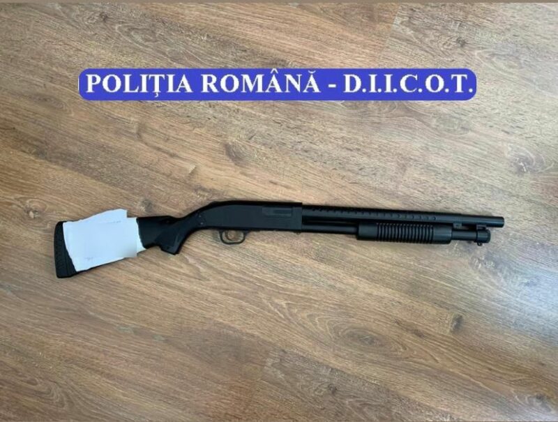 FOTO Mascații au descins în Florești și Baciu. 11 persoane reținute