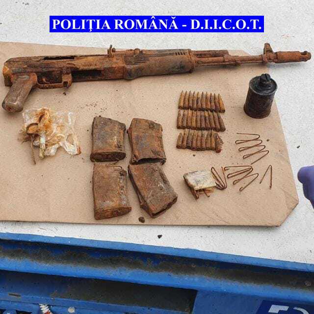 VIDEO | Pistol mitralieră și grenadă ofensivă via Cluj. Au ajuns îngropate în pământ