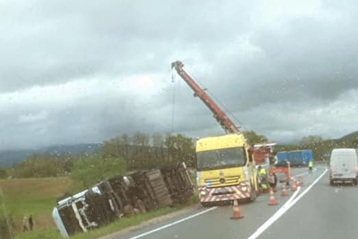 SĂLAJ Trafic oprit pe DN 1C în zona Dealul Mesteacăn. Camion răsturnat