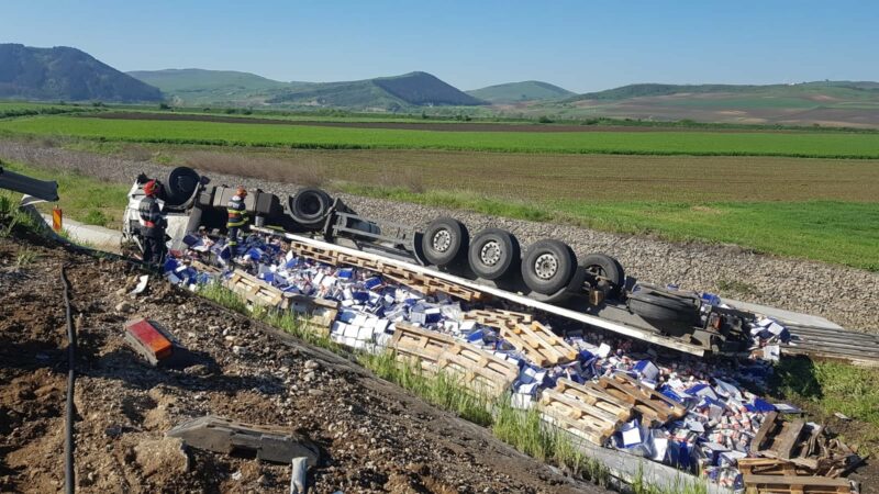 FOTO Imagini care dor. „Mastodont” încărcat cu lapte, răsturnat