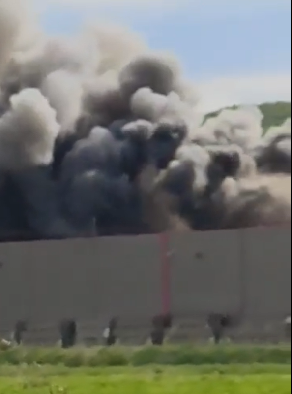 VIDEO CLUJ | Incendiu puternic la o fabrică din Dej. Intervin mai multe echipaje de pompieri