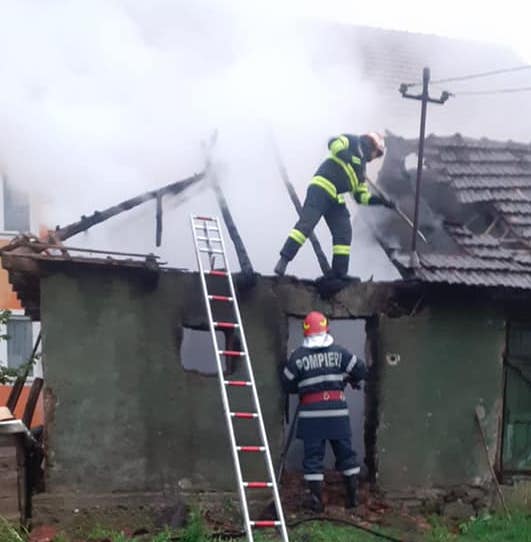 FOTO | Scurtcircuit și incendiu. Pompierii au intervenit rapid