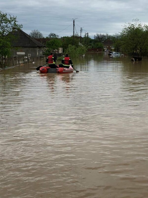 FOTO Inundații puternice în Satu Mare. Gospodării lovite de apa furioasă