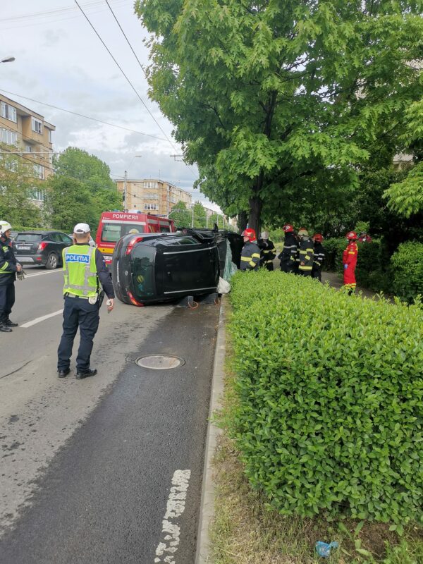 FOTO Baia Mare Accident pe Republicii. S-a răsturnat pe lateral