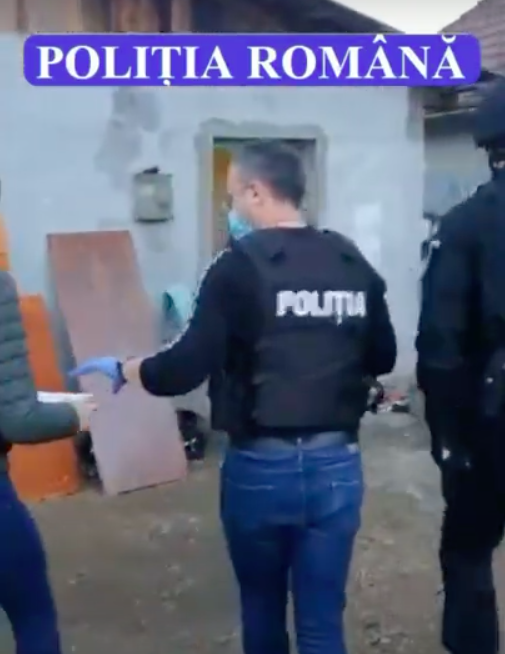 VIDEO Percheziții în Bonțida. Două persoane reținute