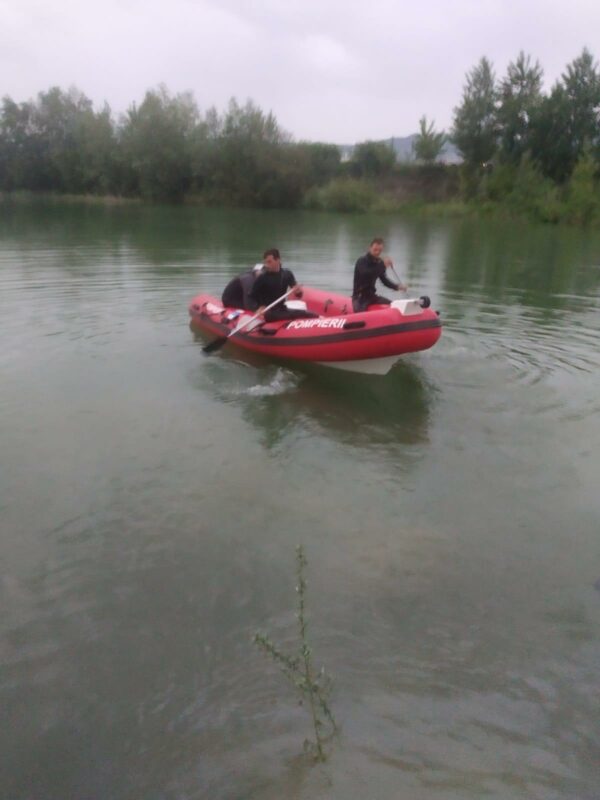 VIDEO | Mașină căzută în balastieră. Șoferul a reușit să se salveze, un pasager este prins în autovehicul