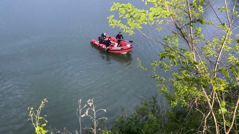 VIDEO | Mașină căzută în balastieră. Șoferul a reușit să se salveze, un pasager este prins în autovehicul