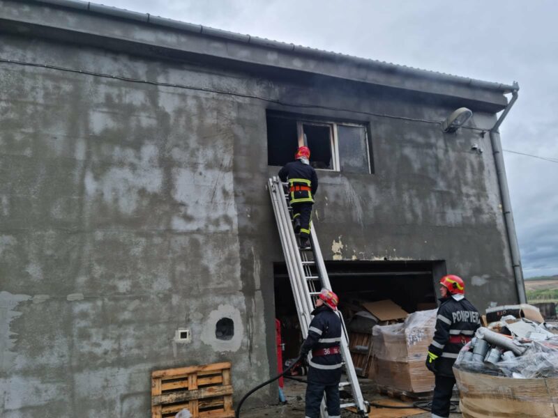 MUREȘ FOTO | Incendiu la fosta platformă Avicola