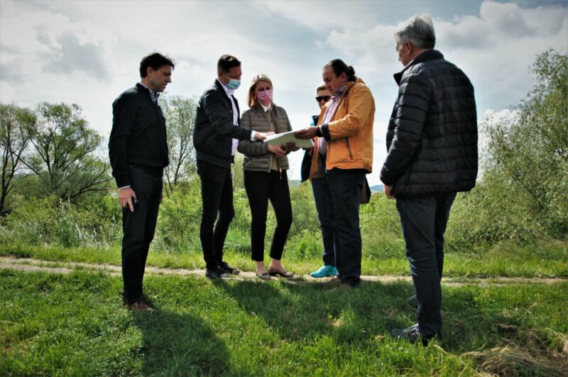 Când apa de canal inundă curțile. „Am convocat o întâlnire cu reprezentanții primăriei”, spune Prefectul de Mureș