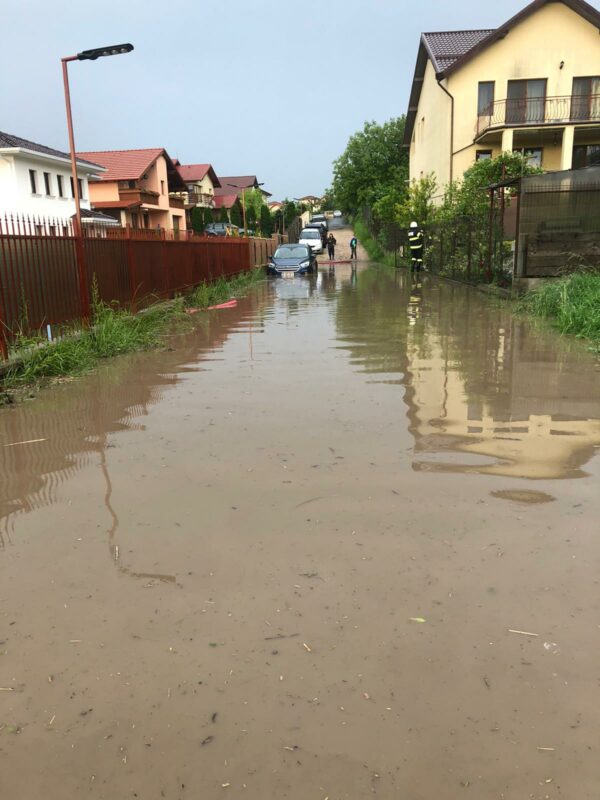 FOTO | Apa a inundat străzile din Cluj-Napoca. Canalizarea a cedat în fața ploii