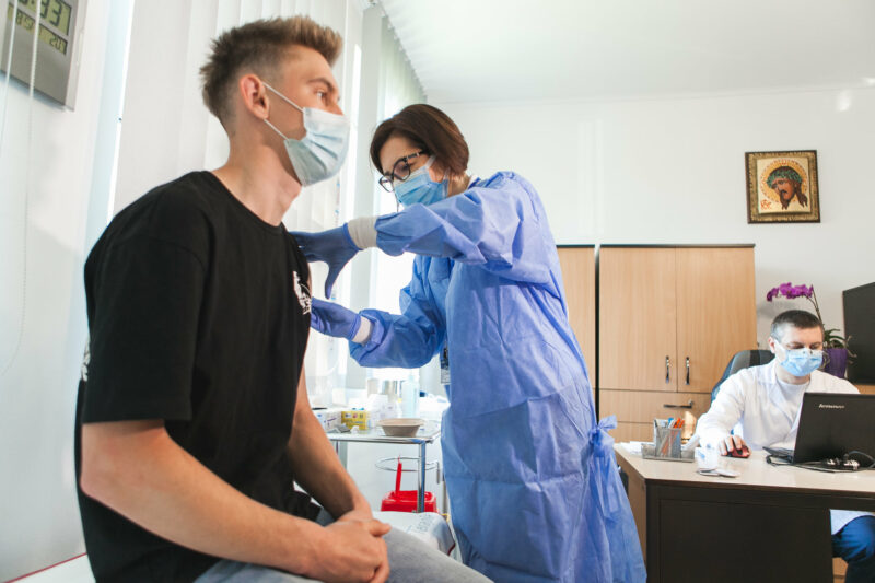 BIHOR FOTO | Ministrul Sănătății a vaccinat persoane în centrul drive-through