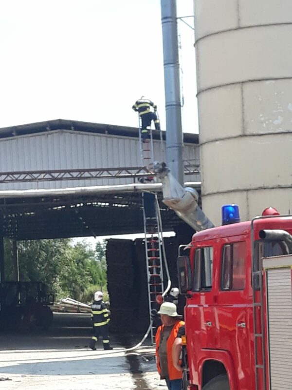 Maramureș | Flăcările au mistuit etajul unei case și alte pățanii FOTO