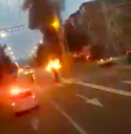 VIDEO | Mașină în flăcări pe o stradă din Baia Mare