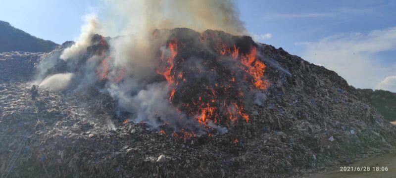 FOTO | Flăcările au făcut prăpăd în groapa de gunoi din Sighișoara