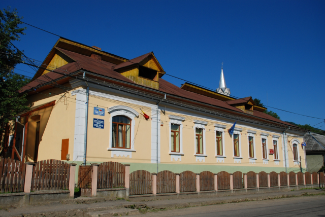 Primăria Bârsana, ținta vandalismului. Mai multe geamuri ale instituției ai fost sparte