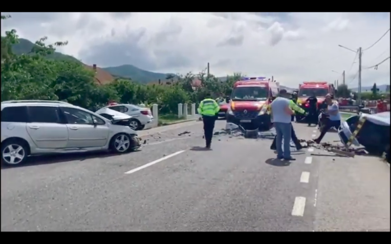 VIDEO | Circulație blocată. Accident rutier în apropiere de Beclean