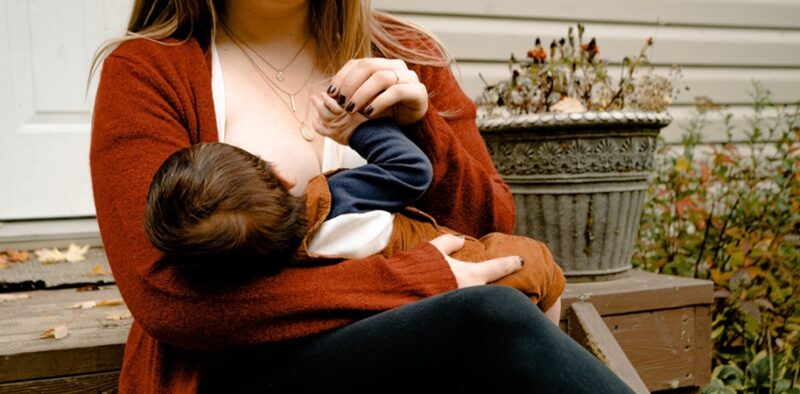 A intrat în vigoare legea care le permite mamelor alăptarea în public şi îi sancţionează pe cei care se opun