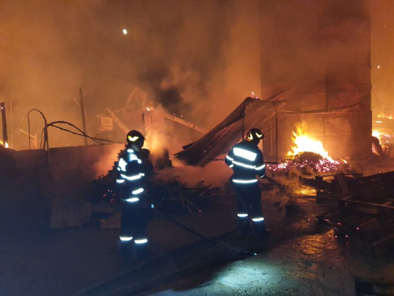 VIDEO Maramureș | Incendiu violent în Satulung. Au intervenit șase echipaje de pompieri