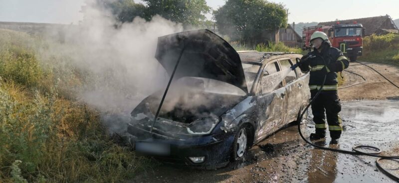 Mașină cuprinsă de flăcări în Câmpia Turzii