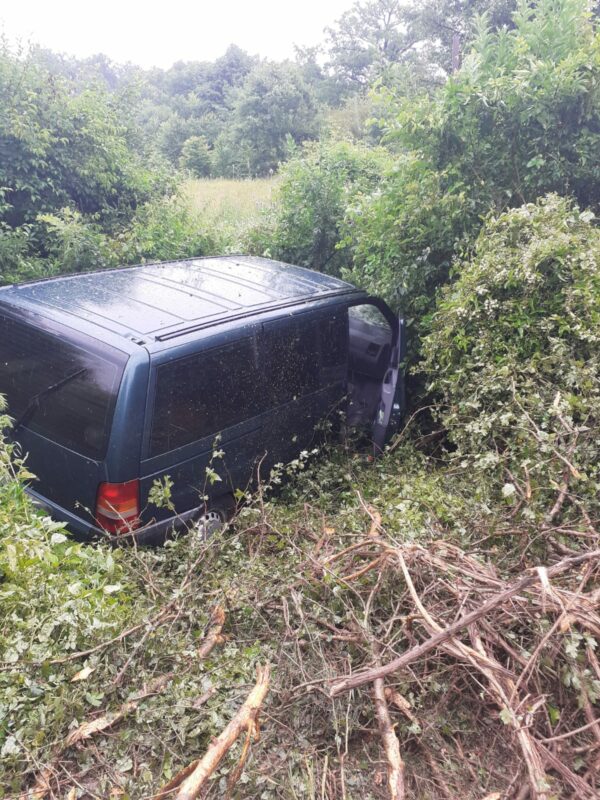 Accident la Glod. A zburat cu autoutilitara direct în șanț