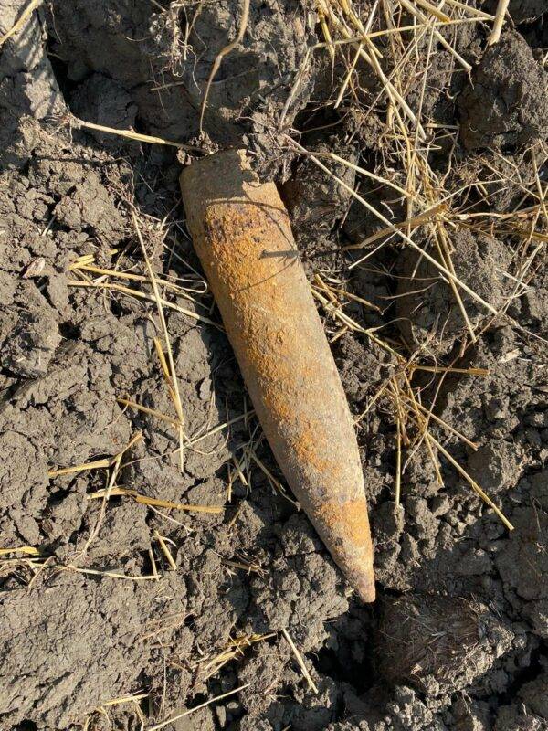 Muniție neexplodată la vedere din cauza lucrărilor agricole