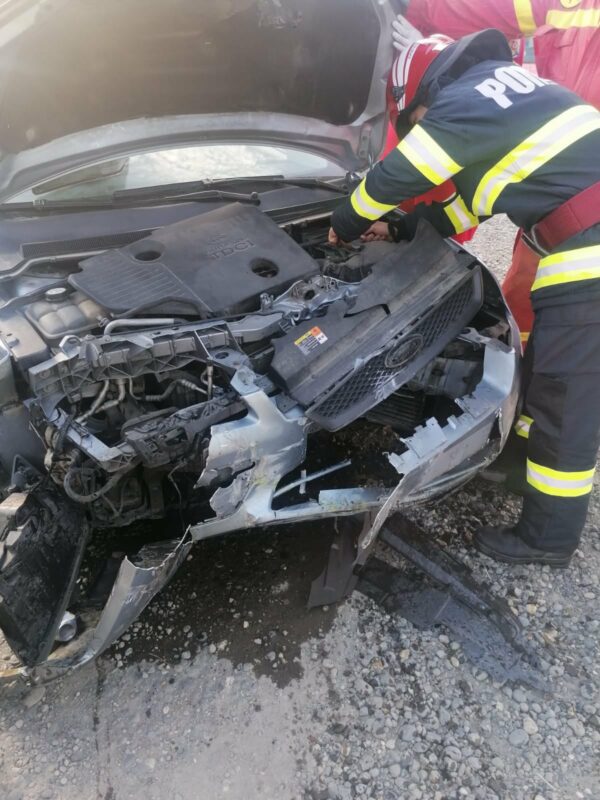 FOTO | Accident rutier. Cum să dai cu mașina de gard