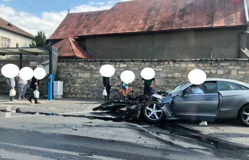 FOTO | Mașină zdrobită pe strada Traian Vuia din Cluj-Napoca