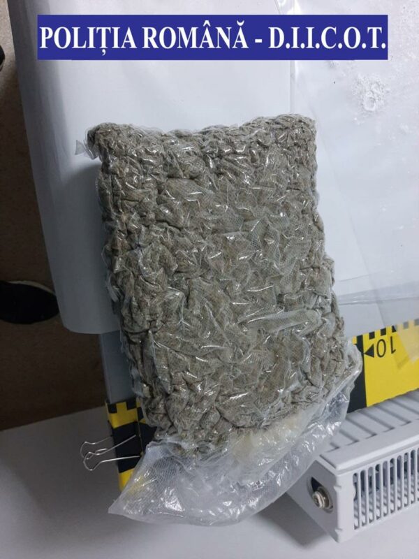 FOTO Bistrița | Doar un pic până la 4 kilograme de droguri. Captură de zile mari