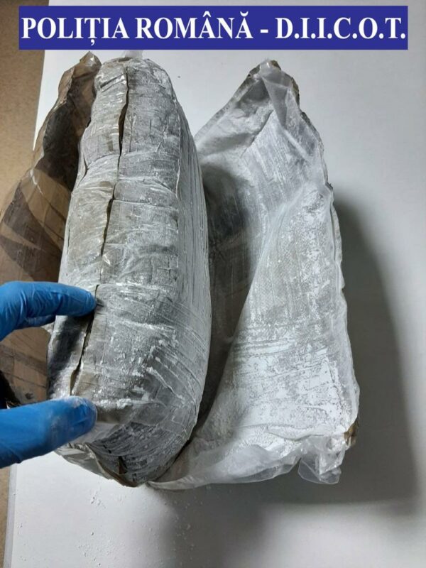 FOTO Bistrița | Doar un pic până la 4 kilograme de droguri. Captură de zile mari